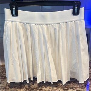 Aritzia TNA women’s pleated tennis skirt